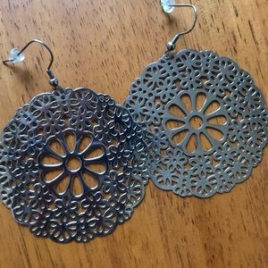 Retro floral dangling earrings